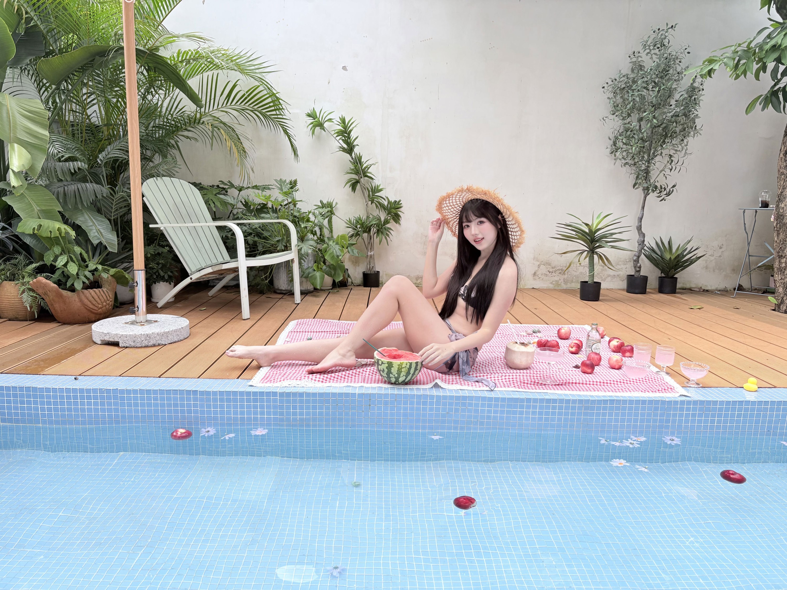 《泳池边大少女》[15P]