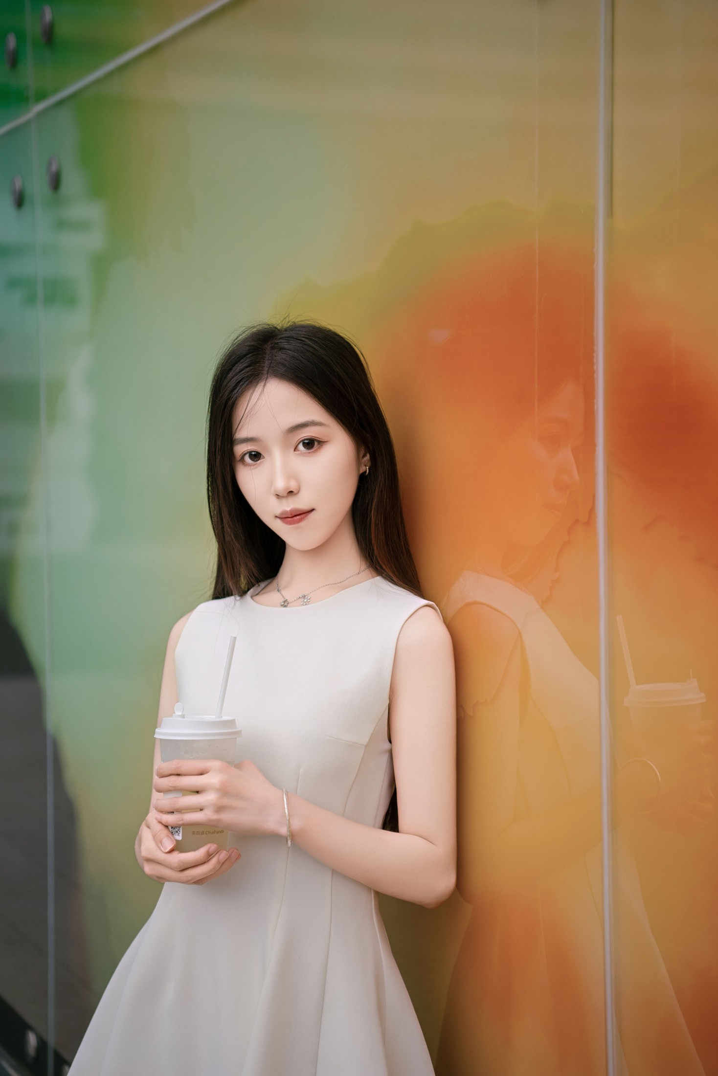 玻璃幕墙前的优雅倩影