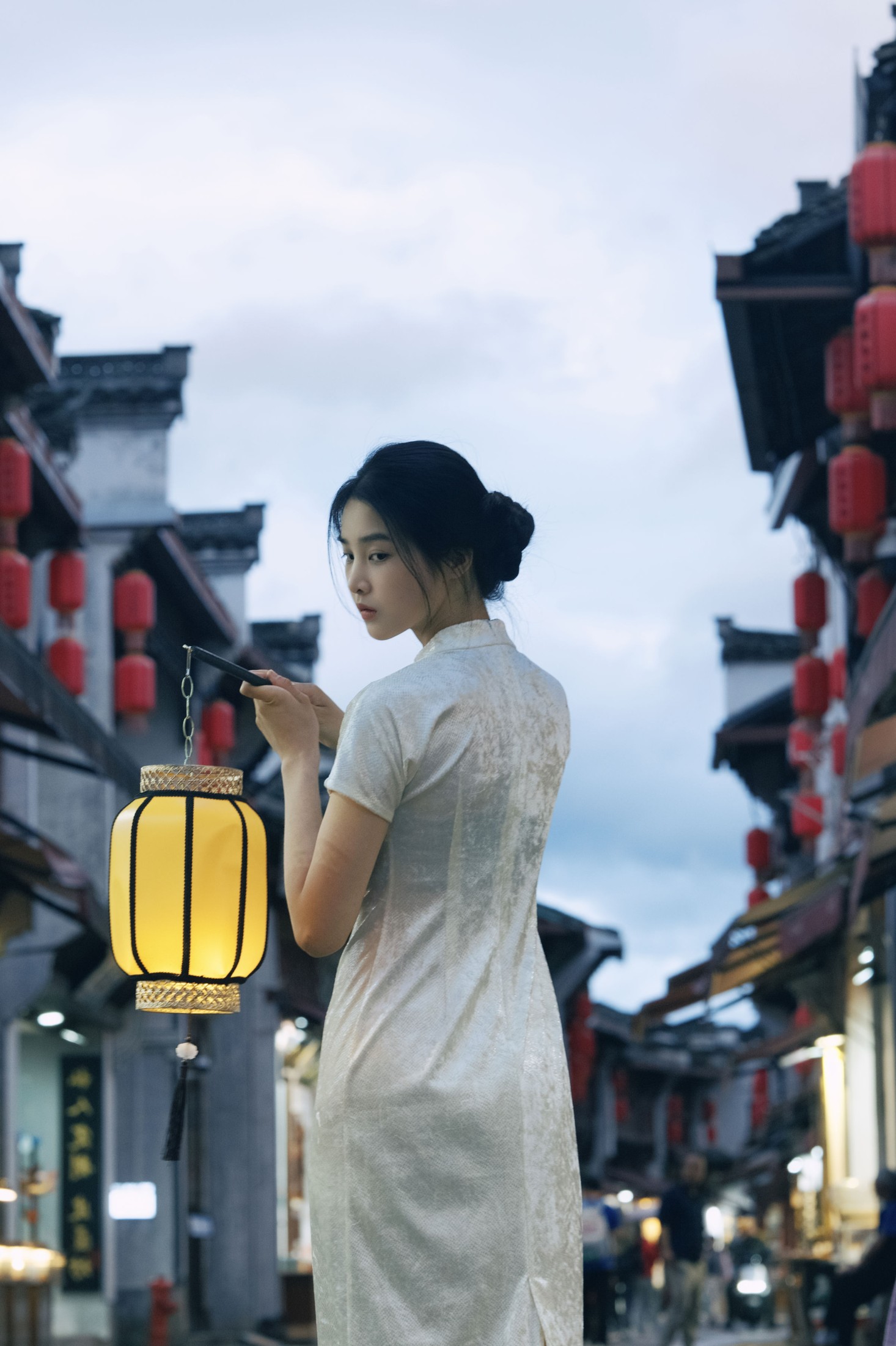 《她依然守着那间小店，对抗着时间》[16P]