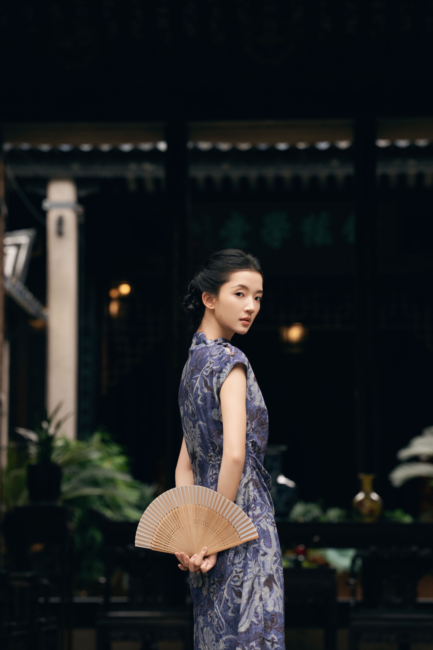 《余荫山房｜一袭蓝调旗袍，邂逅岭南旧时光》[10P]