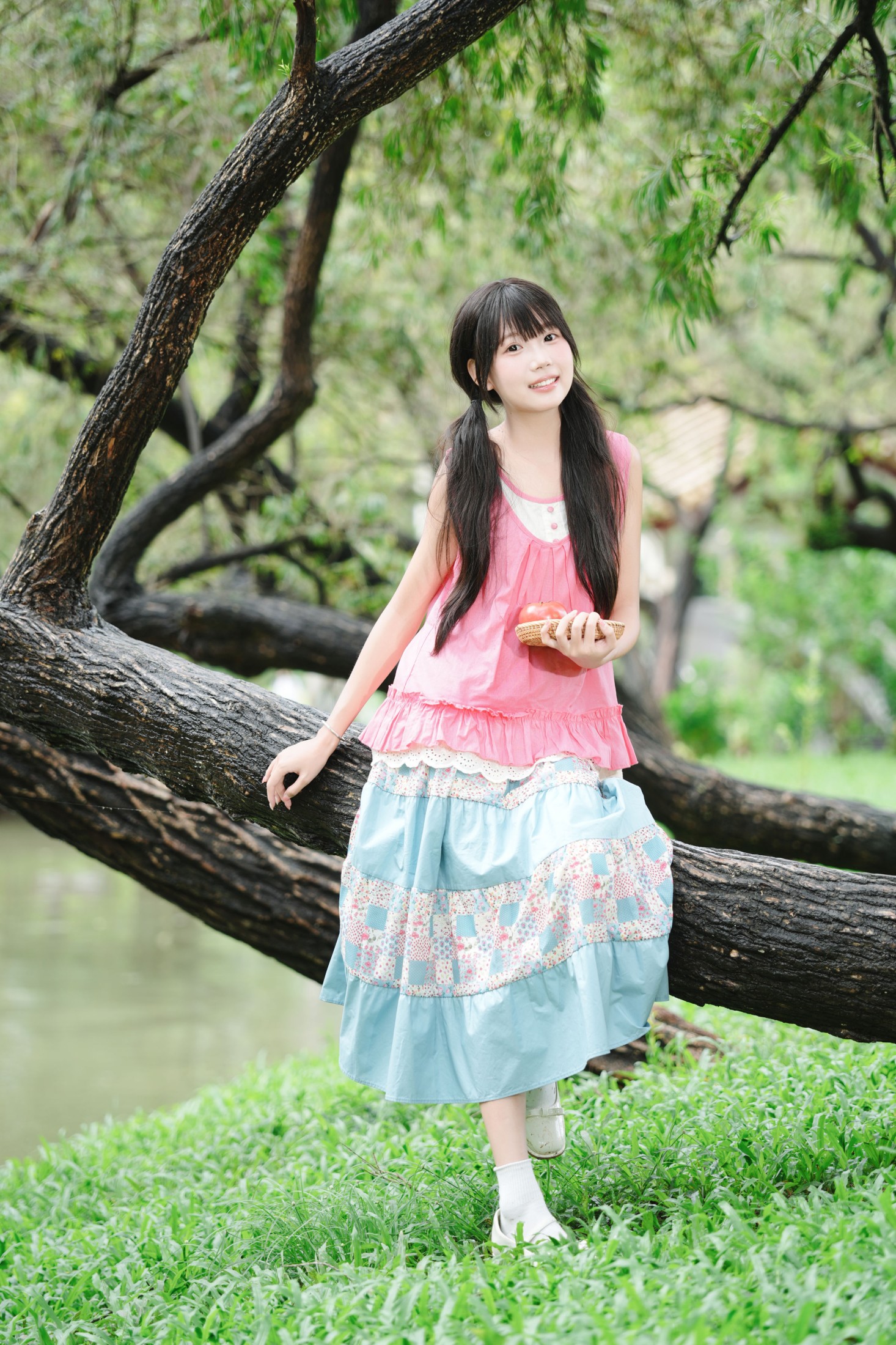 湖边少女
