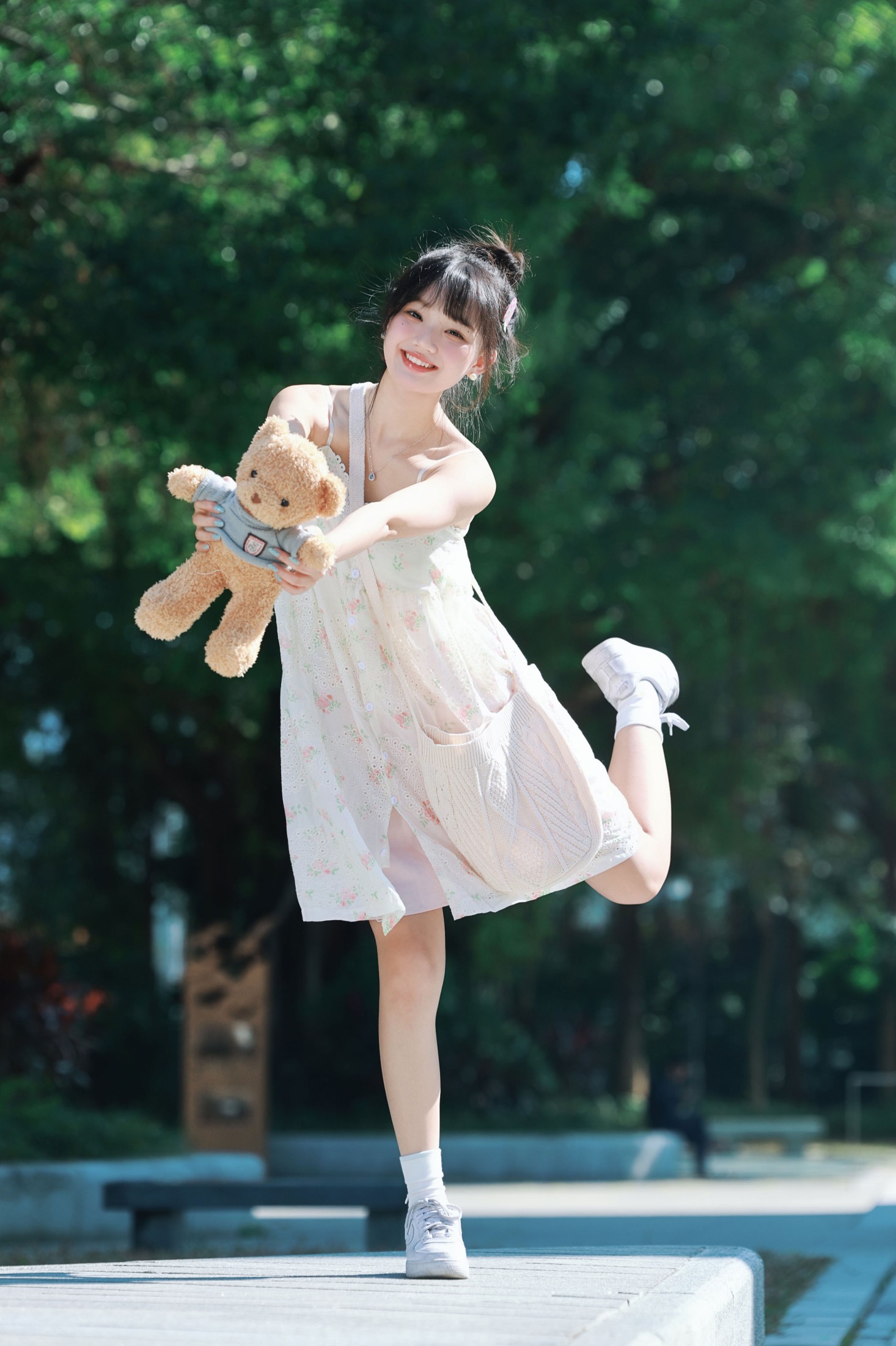 《夏日、小熊与她，藏在绿意里的温柔瞬间》[19P]