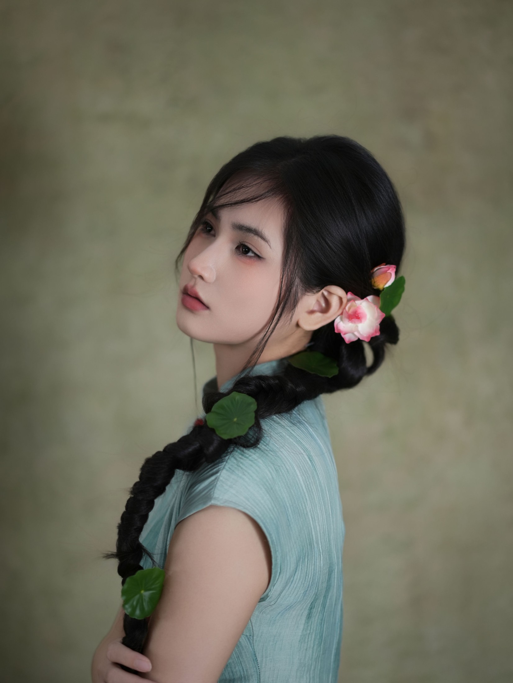 荷花与少女旗袍