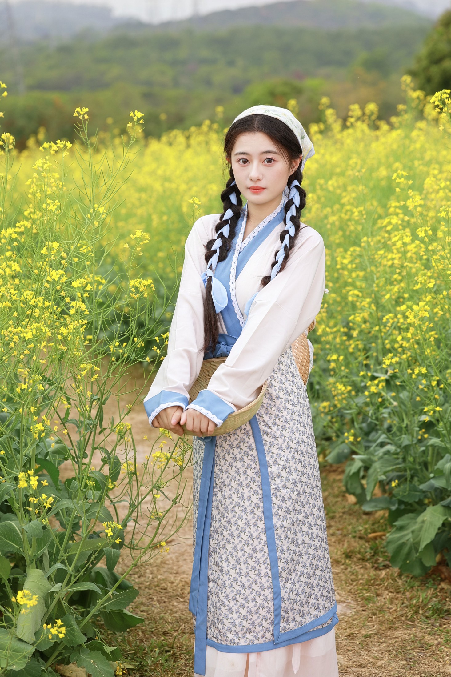 谁懂啊！在油菜花田拍到了现实版 “村姑”，美到像从画里走出来