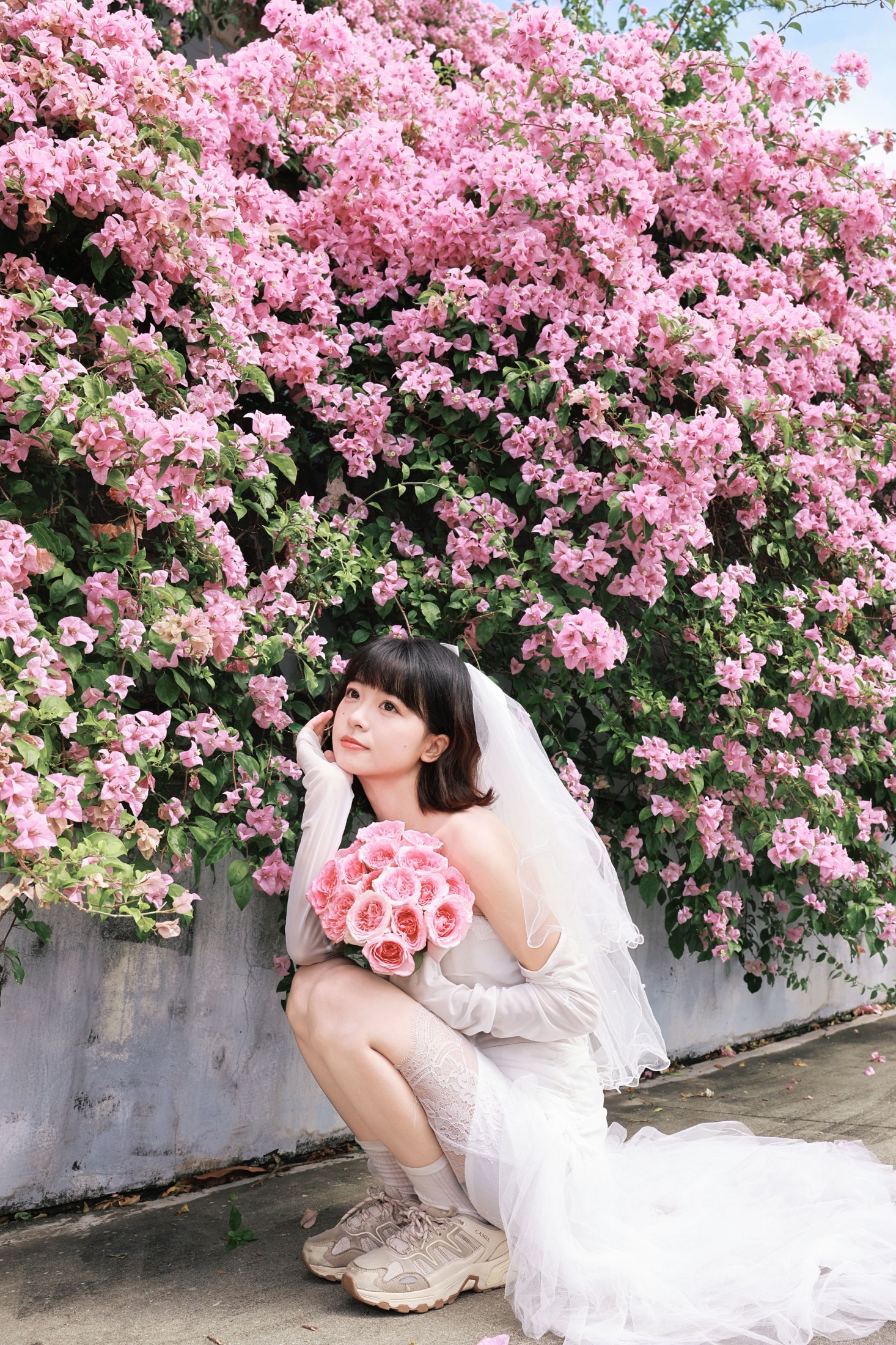 花墙前的轻婚纱，是写给自己的浪漫情书