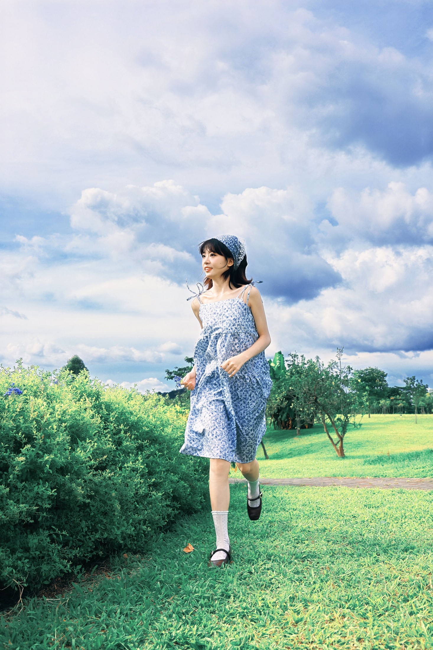 《夏天的风，是蓝白碎花裙的温柔告白》[11P]