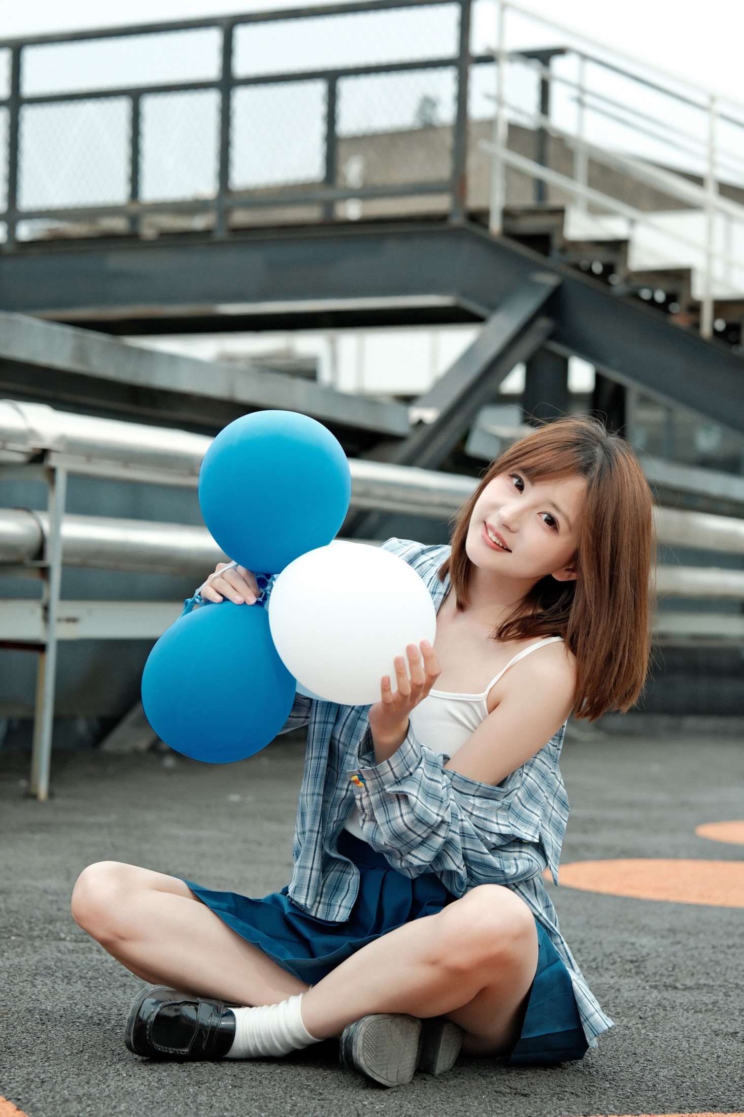 《天台吊带裙拍照》[21P]
