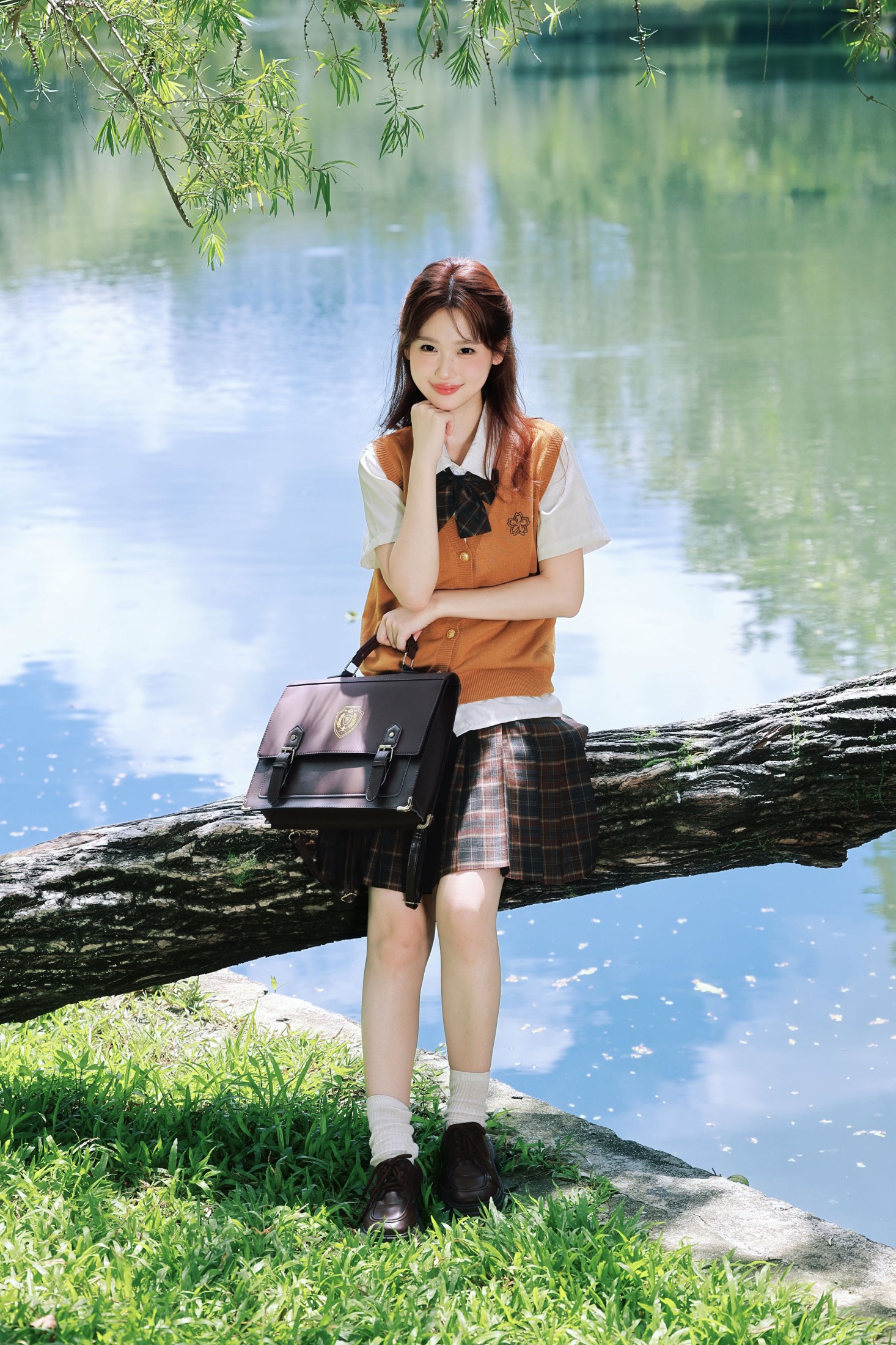 《风遇湖光，人随青春 | 藏在 JK 制服里的夏日温柔》[11P]