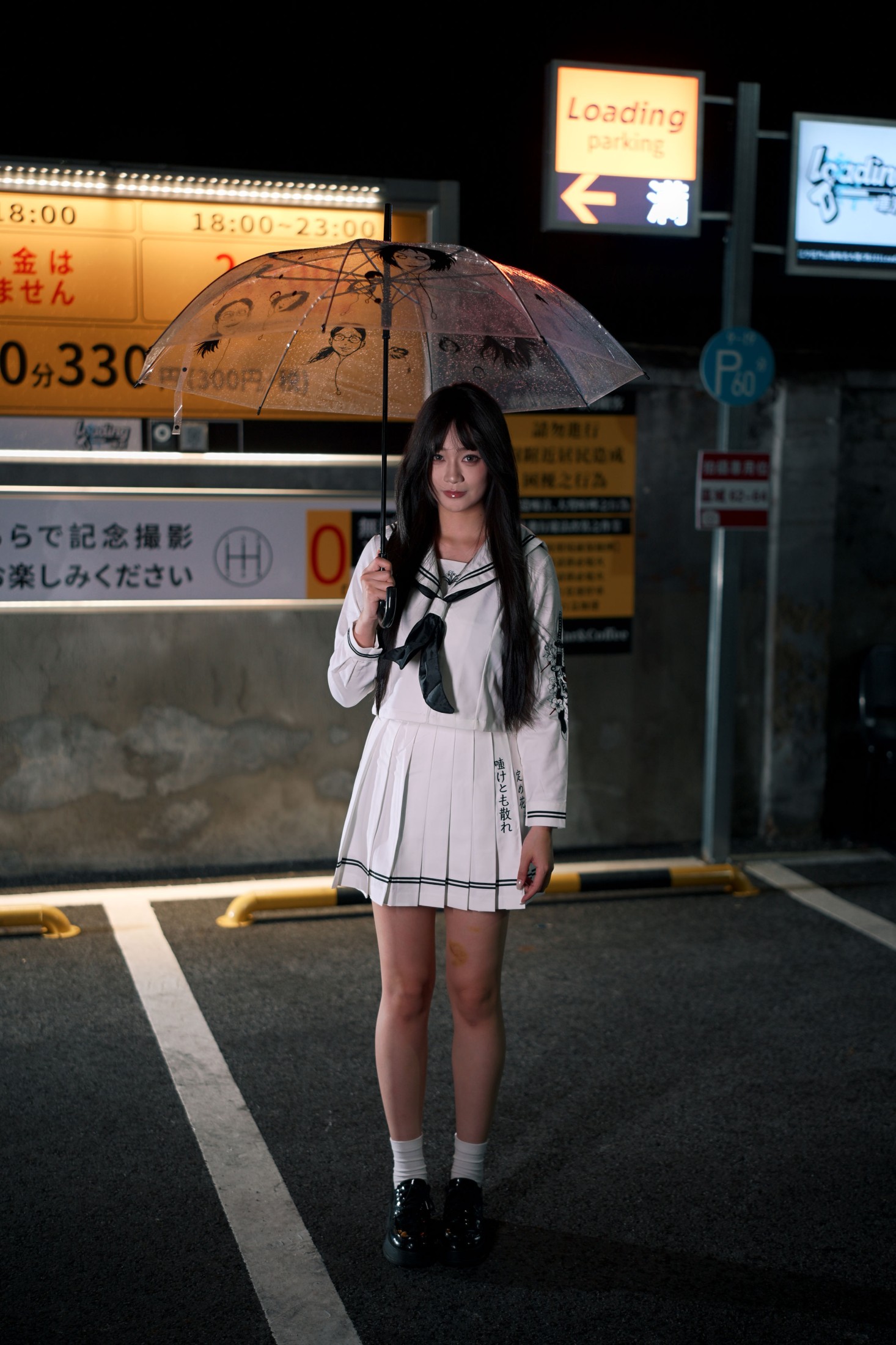 夜晚拿刀的少女