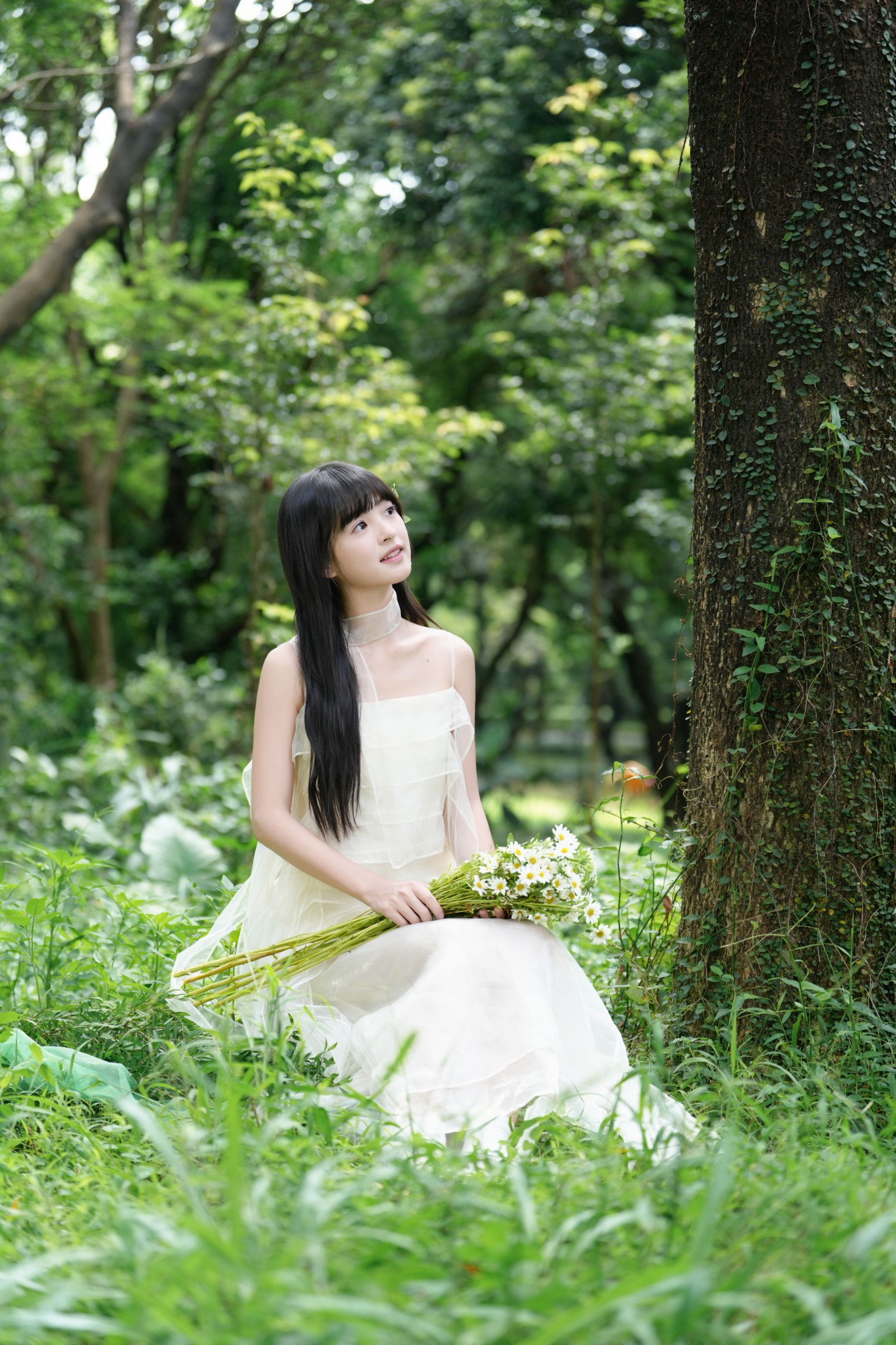 林间的白裙少女