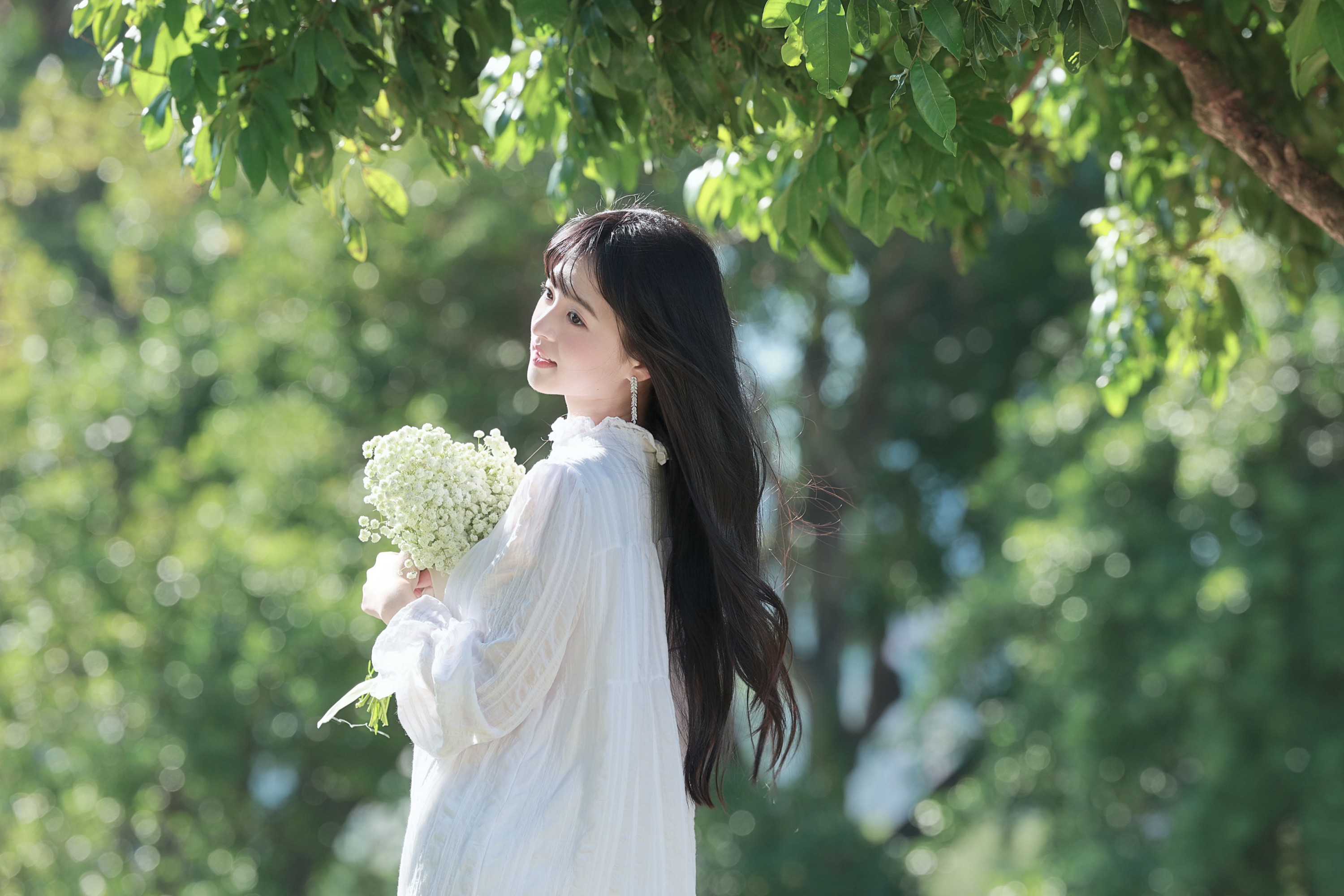 《春日限定的温柔少女｜白裙与满天星的治愈时刻》[20P]