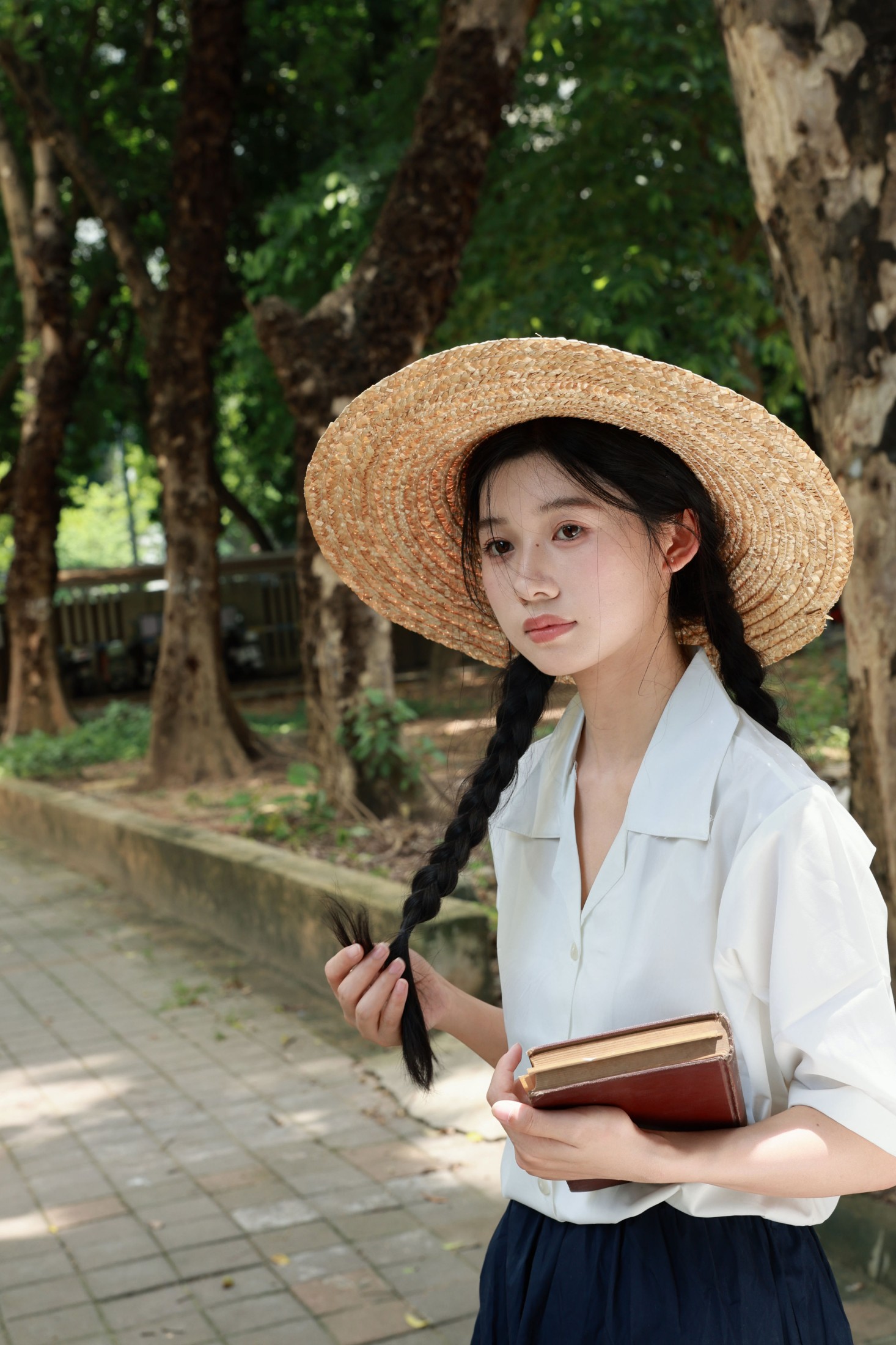 《风穿过树叶，也穿过书页》[19P]