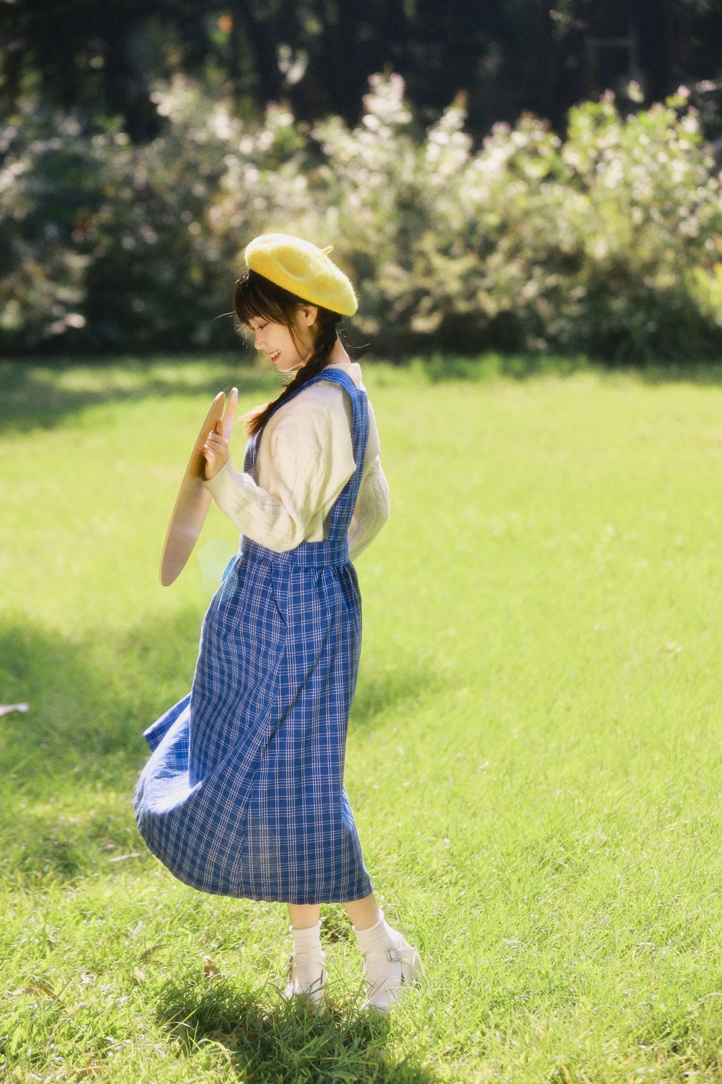 打翻调色盘的油画少女