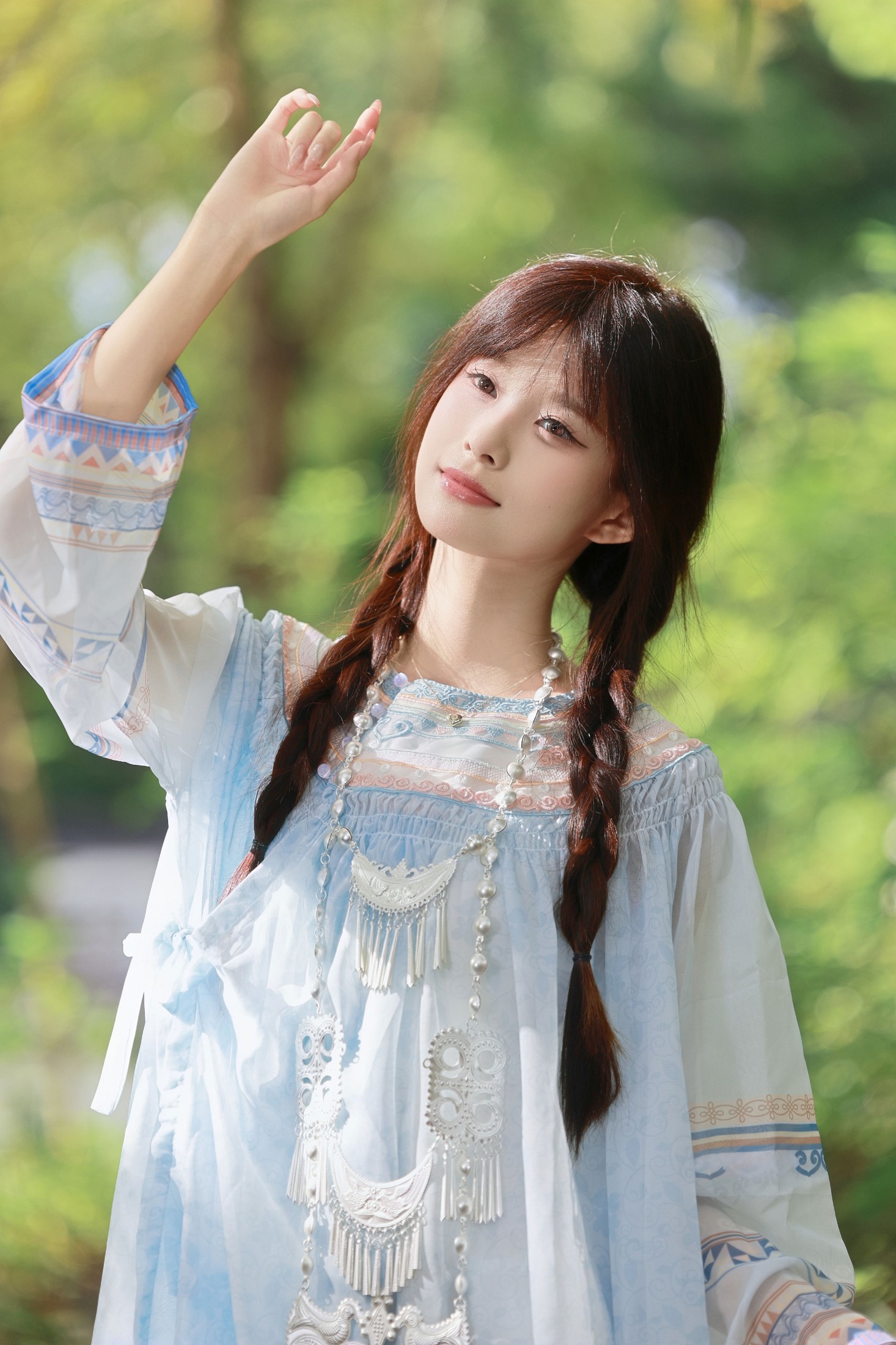 《风穿过竹林，也穿过银饰的轻响》[11P]