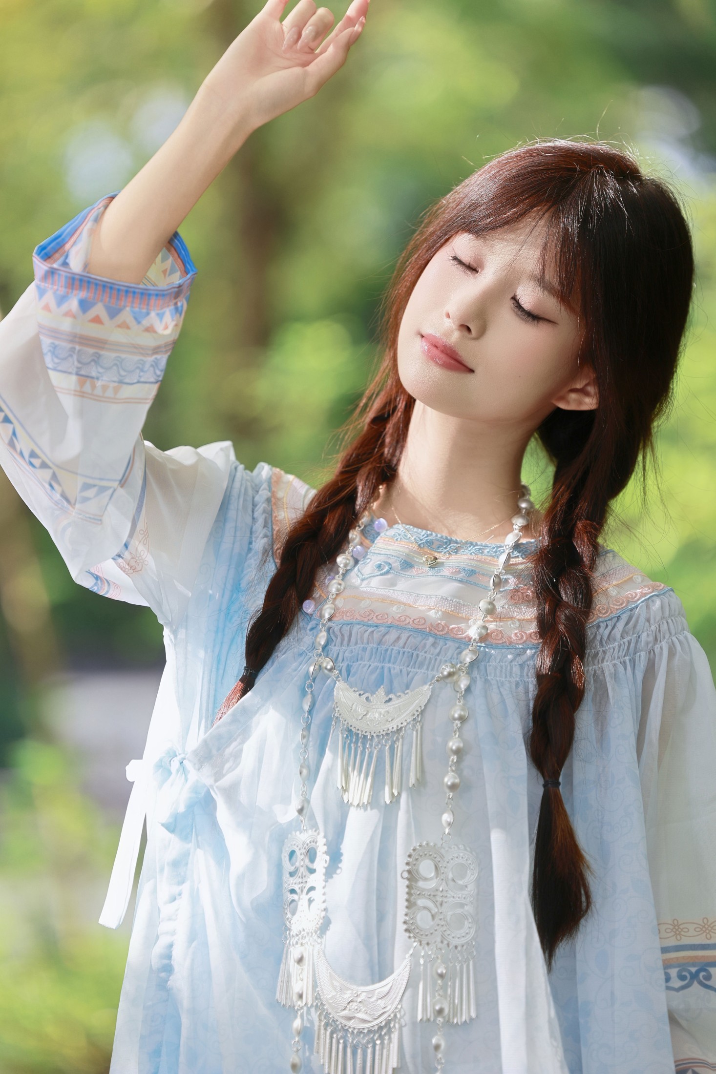 《风穿过竹林，也穿过银饰的轻响》[11P]