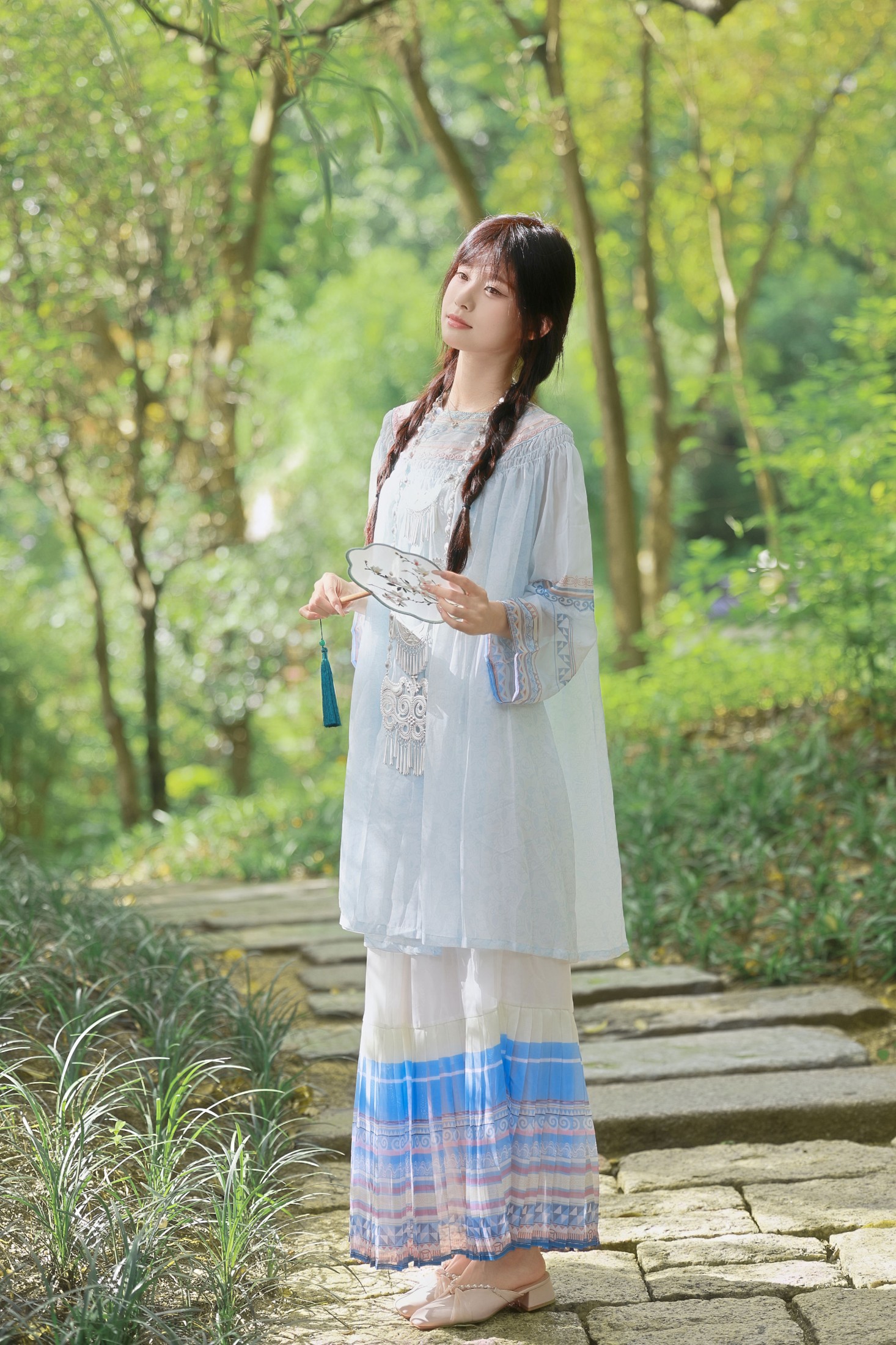 《风穿过竹林，也穿过银饰的轻响》[11P]