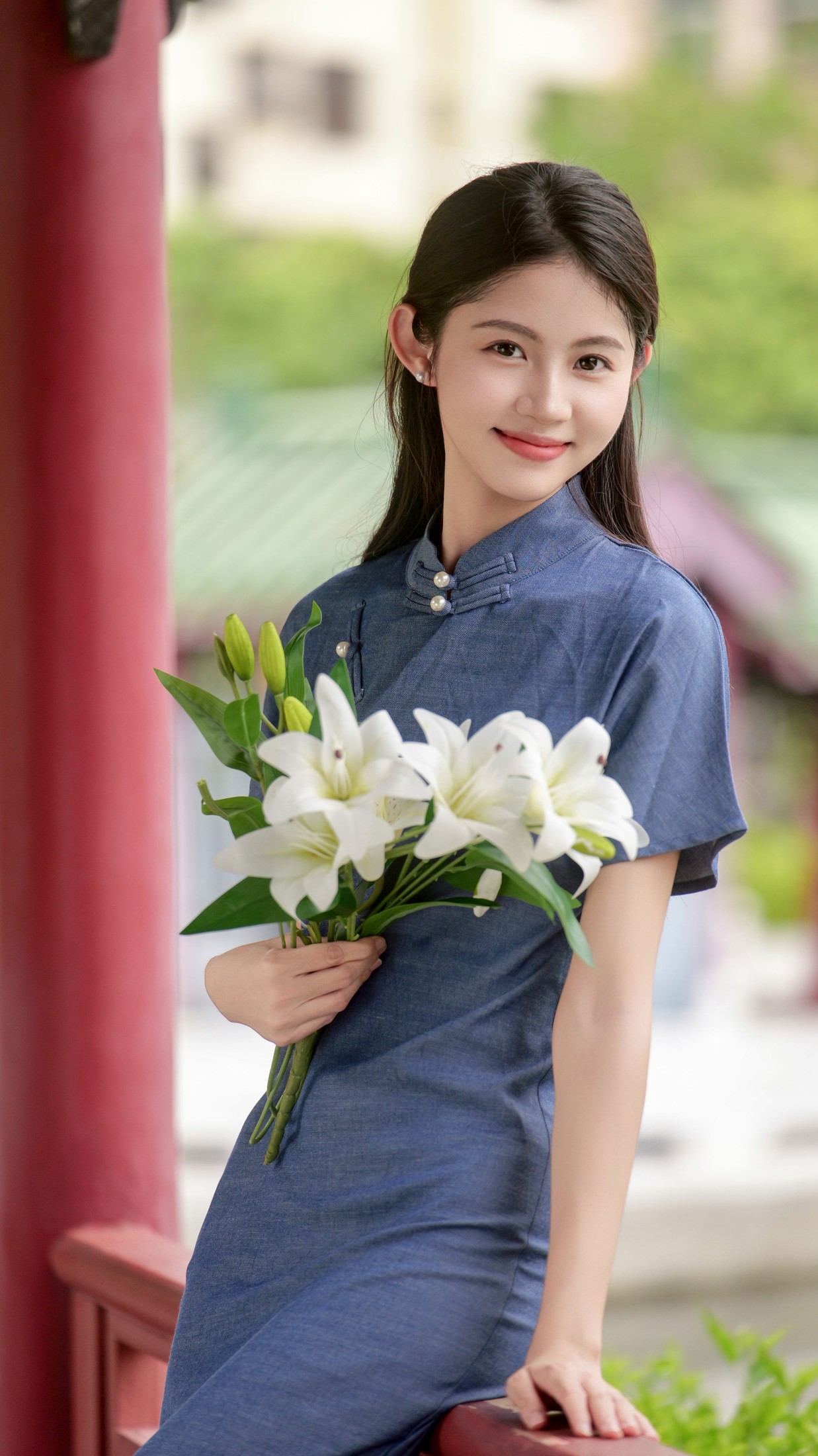 朱廊风浅