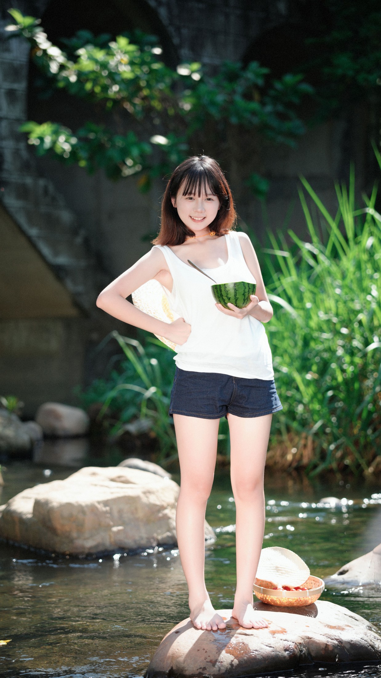 溪边少女