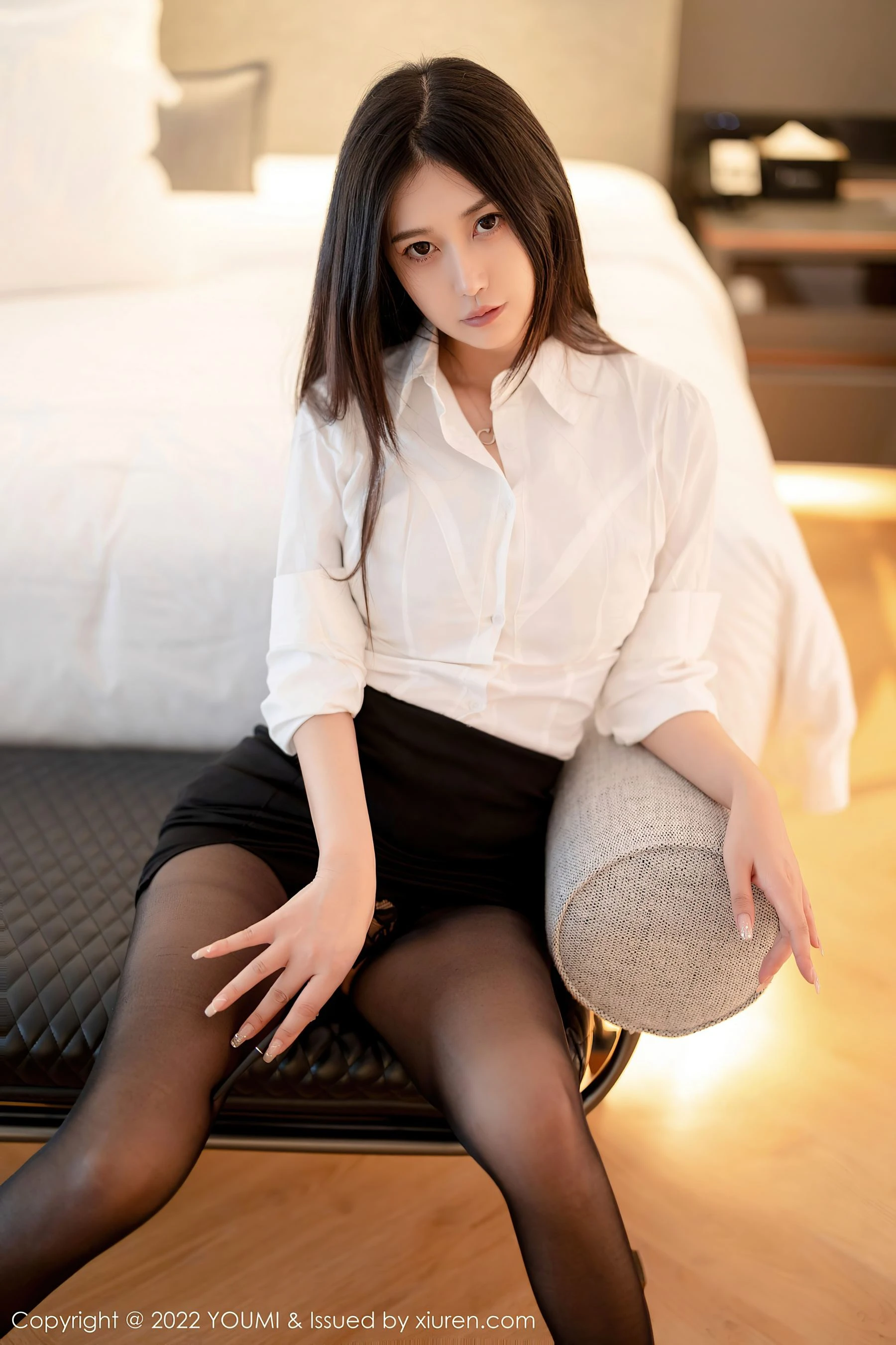 尤蜜荟 VOL.827 laura阿姣 黑丝美腿
