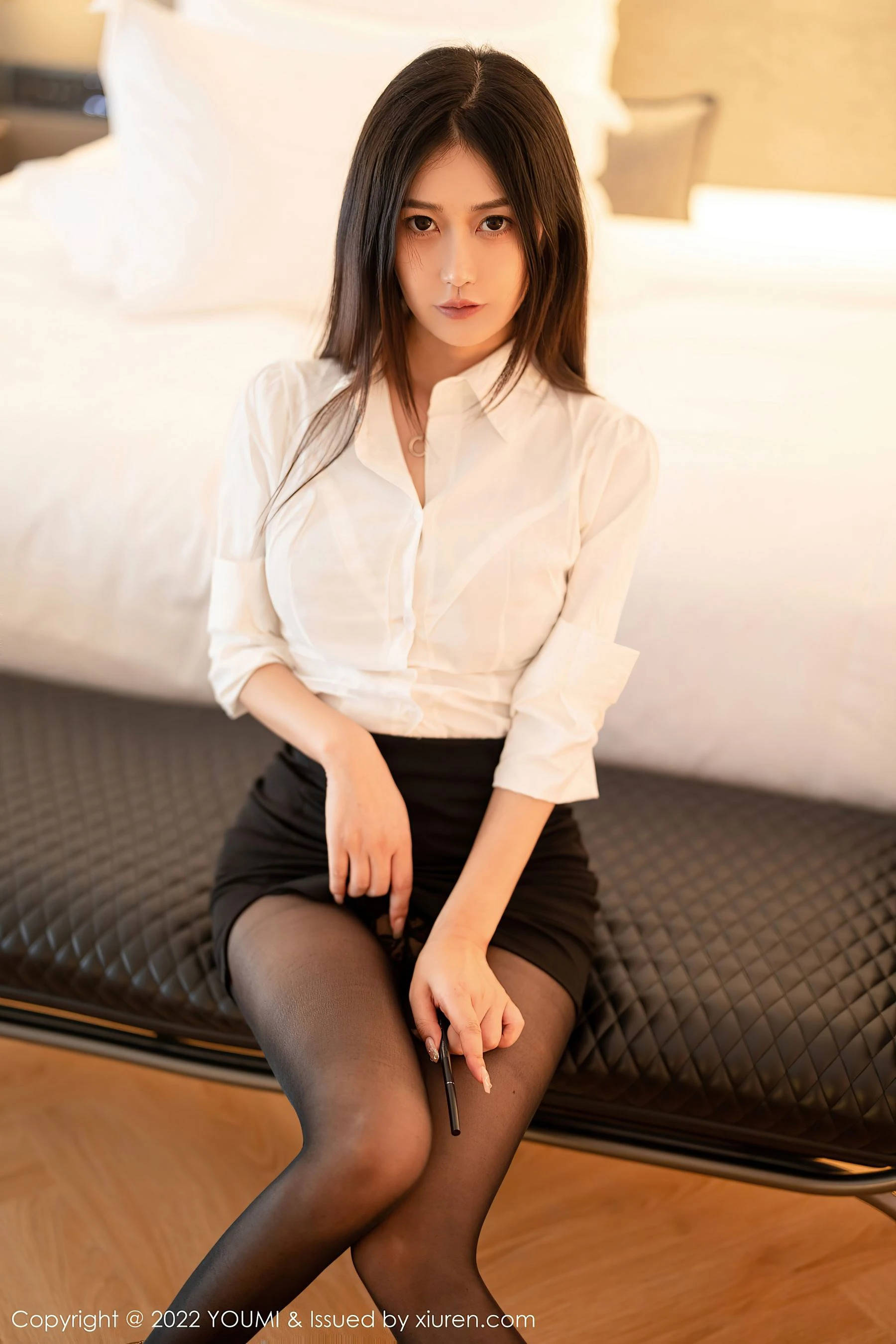 尤蜜荟 VOL.827 laura阿姣 黑丝美腿